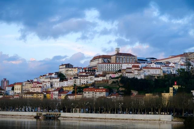 Vista de Coimbra en Portugal junto al río Mondego, imagen relacionada con qué ver antes de viajar al país.