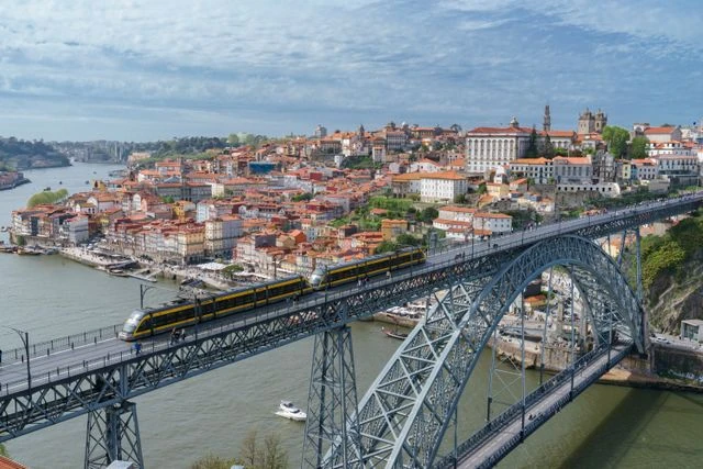 Vista de Oporto en Portugal con el puente Dom Luís I sobre el río Duero, una de las ciudades más importantes para visitar en el país.