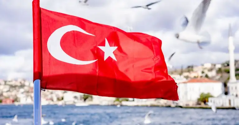 Bandera de Turquía frente al Bósforo en Estambul, imagen relacionada con una guía sobre dónde queda Turquía y qué saber antes de viajar.