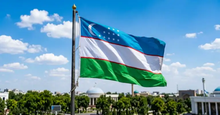 Bandera de Uzbekistán ondeando en Taskent, capital del país, imagen relacionada con una guía sobre dónde queda Uzbekistán.