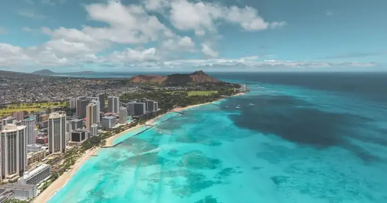 Vista aérea de Honolulu, Waikiki y Diamond Head en Oahu, Hawaii, con aguas turquesas del océano Pacífico.