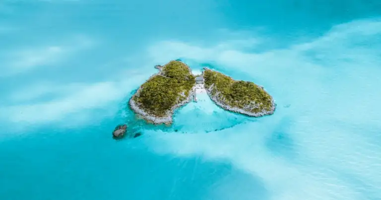 Pequeña isla paradisíaca rodeada de aguas turquesas, un paisaje ideal para una guía sobre las islas más lindas del mundo.