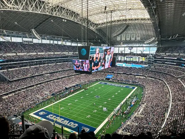 Interior del AT&T Stadium cerca de Dallas, estadio de los Dallas Cowboys y uno de los recintos deportivos más famosos de Texas.