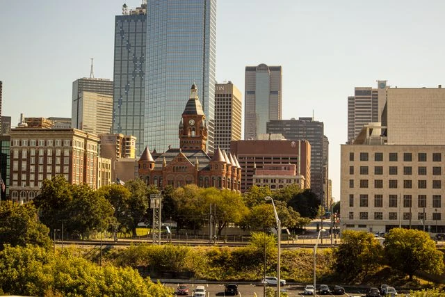 Vista del centro de Dallas con rascacielos y el antiguo edificio Old Red Museum, una zona clave para conocer la historia de la ciudad.
