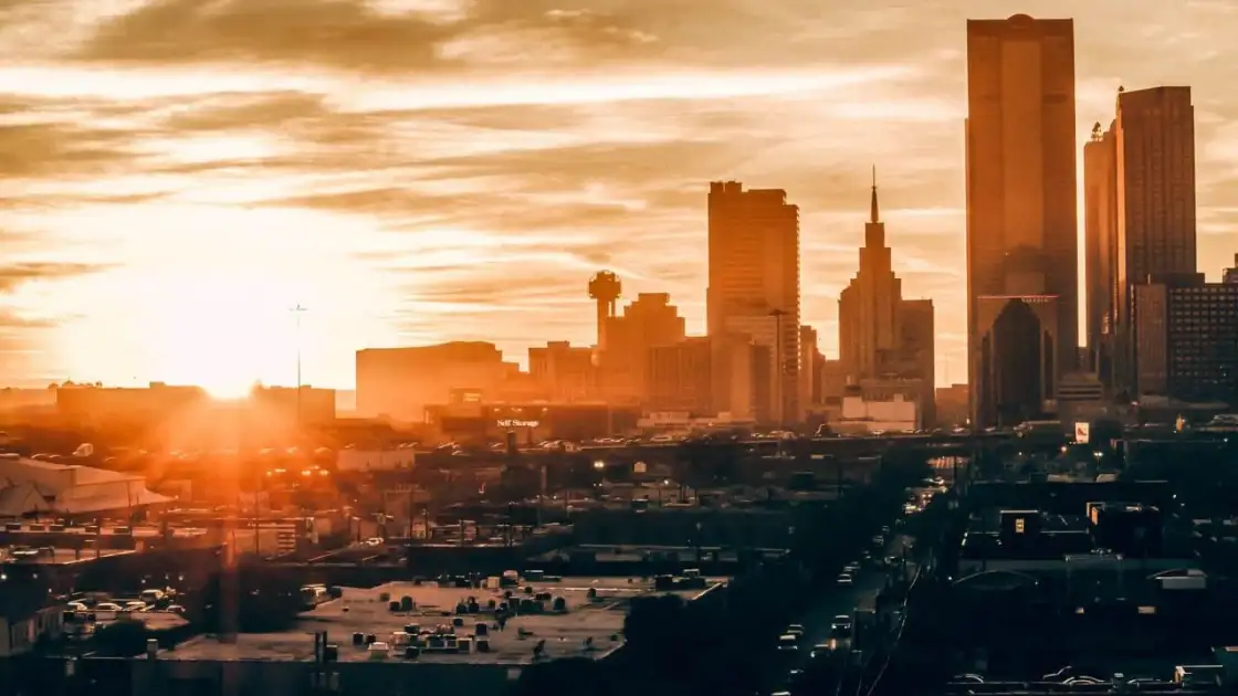 Skyline de Dallas al atardecer, con la Reunion Tower y rascacielos del centro de la ciudad.