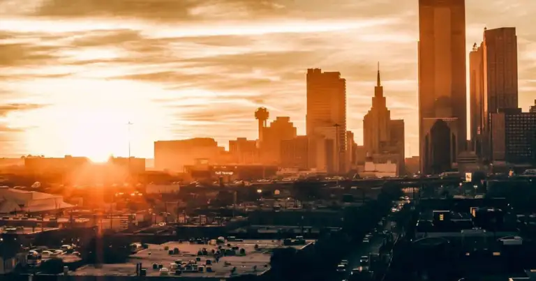 Skyline de Dallas al atardecer, con la Reunion Tower y rascacielos del centro de la ciudad.