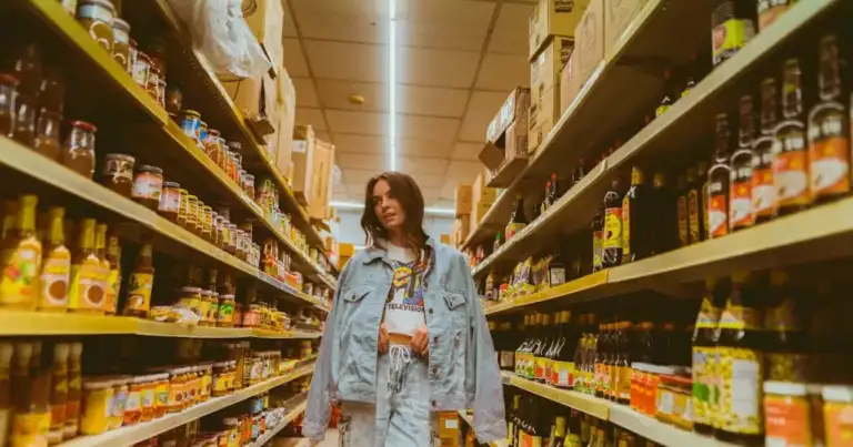Viajera recorriendo los pasillos de un supermercado con productos locales, una experiencia vinculada al turismo de supermercado.