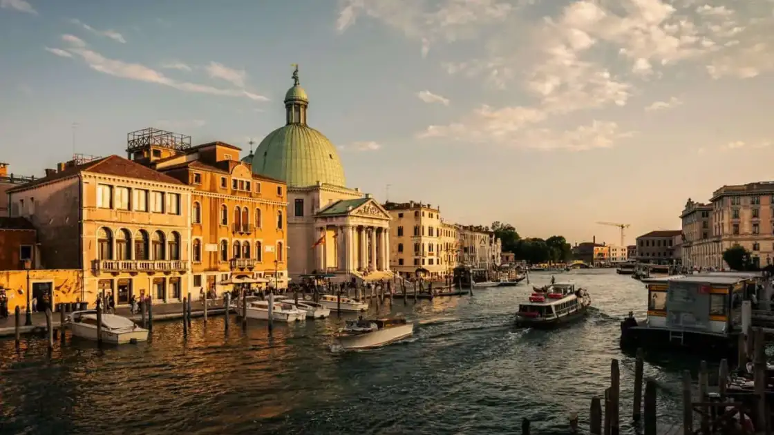 Vista del Gran Canal de Venecia al atardecer, imagen relacionada con la posible suba de la tarifa de entrada para visitar la ciudad.