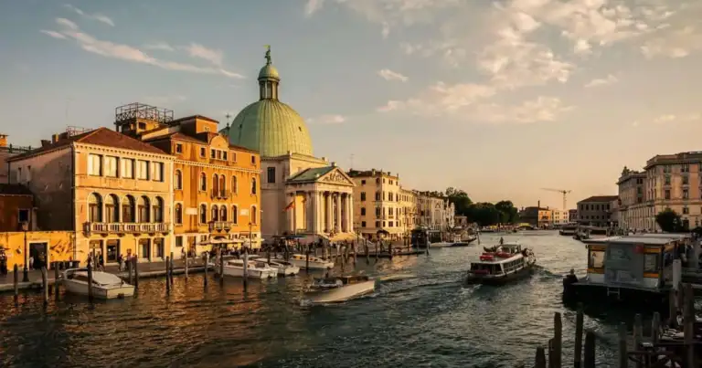 Vista del Gran Canal de Venecia al atardecer, imagen relacionada con la posible suba de la tarifa de entrada para visitar la ciudad.