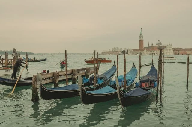 Góndolas en los canales de Venecia, imagen relacionada con la posible suba de la tarifa de entrada para visitar la ciudad.