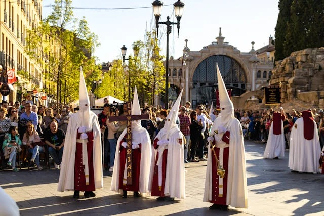 Fiestas del Pilar 2026 en Zaragoza: procesiones, fechas y actos tradicionales Procesión religiosa en Zaragoza durante las Fiestas del Pilar, con público reunido en las calles del centro histórico.