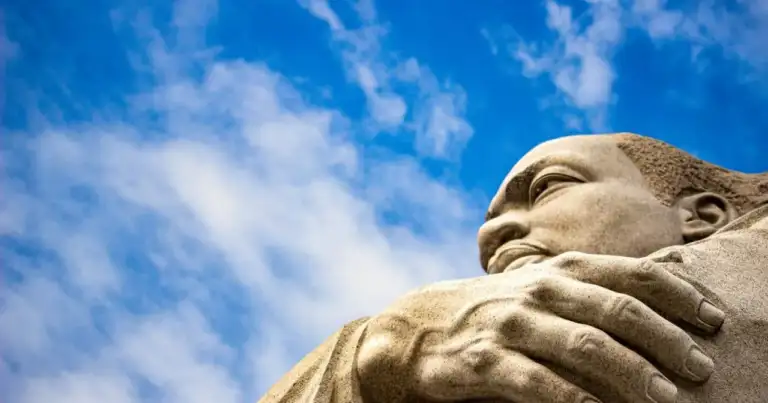 Detalle del Martin Luther King Jr. Memorial bajo el cielo azul en Washington D. C.