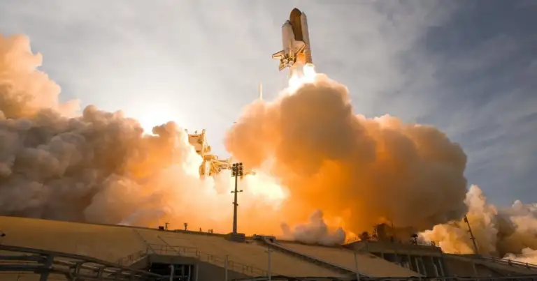 Transbordador espacial despegando en el Kennedy Space Center, imagen relacionada con planes para hacer con niños cerca de Orlando sin ir a Disney.