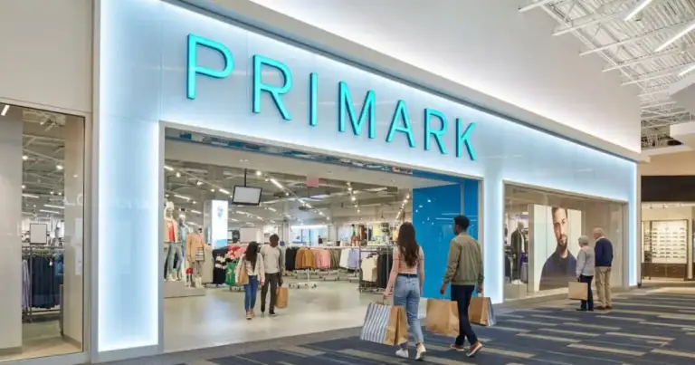 Entrada de una tienda Primark en Estados Unidos, con compradores ingresando al local dentro de un centro comercial.