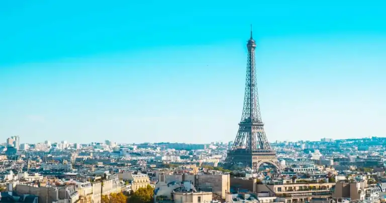 Vista panorámica de París con la Torre Eiffel y edificios de la ciudad, imagen relacionada con dónde alojarse por primera vez.
