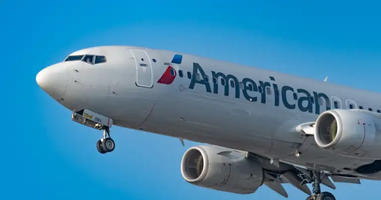 Avión de American Airlines durante el aterrizaje, aerolínea que renovará sus cabinas con pantallas 4K y más asientos premium