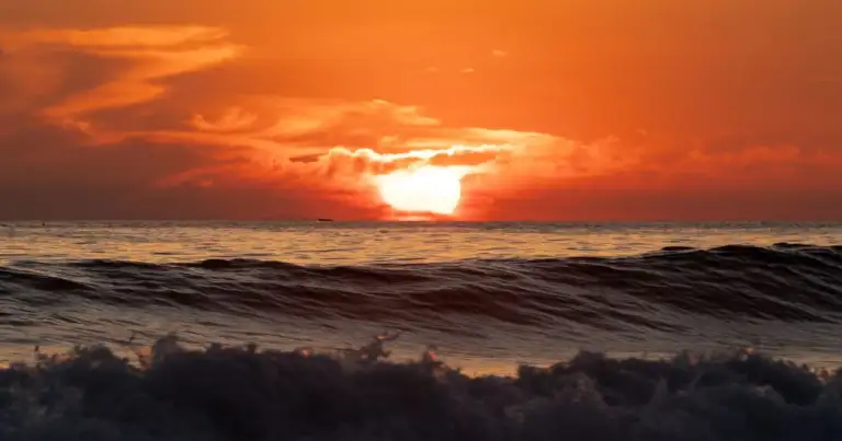 Atardecer sobre el océano en Santa Monica, California, considerada uno de los mejores lugares de Estados Unidos para ver la puesta de sol
