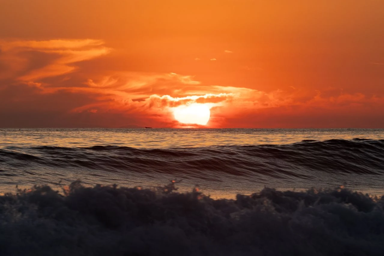 Atardecer sobre el océano en Santa Monica, California, considerada uno de los mejores lugares de Estados Unidos para ver la puesta de sol