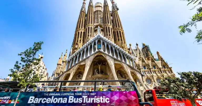 Barcelona Bus Turístic frente a la Sagrada Familia, una opción para recorrer los principales atractivos de Barcelona.