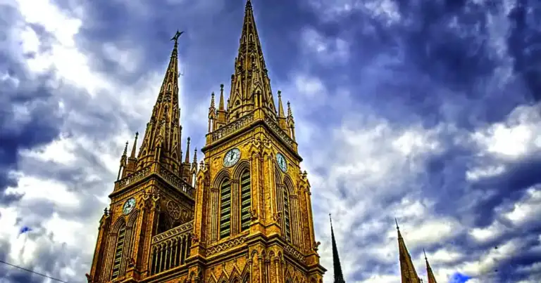 Torres neogóticas de la Basílica de Nuestra Señora de Luján bajo un cielo nublado