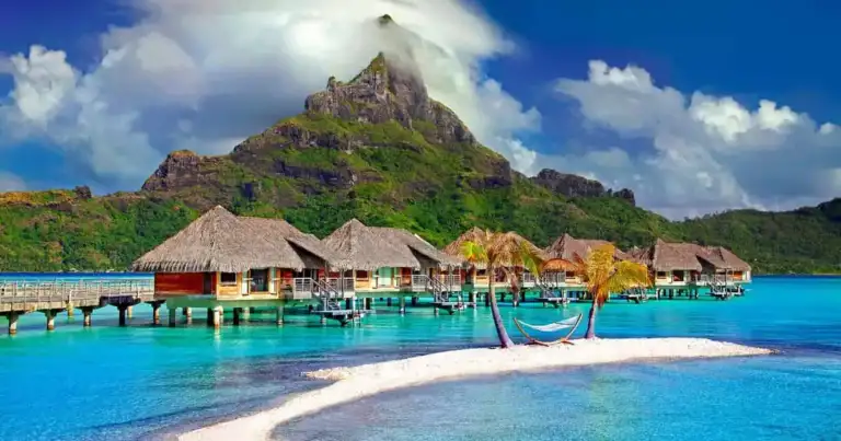 Bungalows sobre el agua frente al monte Otemanu en Bora Bora, Polinesia Francesa