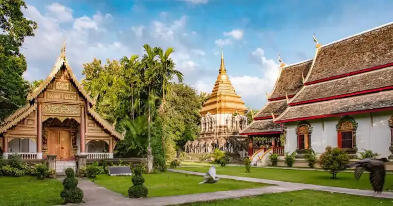 Templo Wat Chiang Man en Chiang Mai, Tailandia, con arquitectura tradicional y jardines
