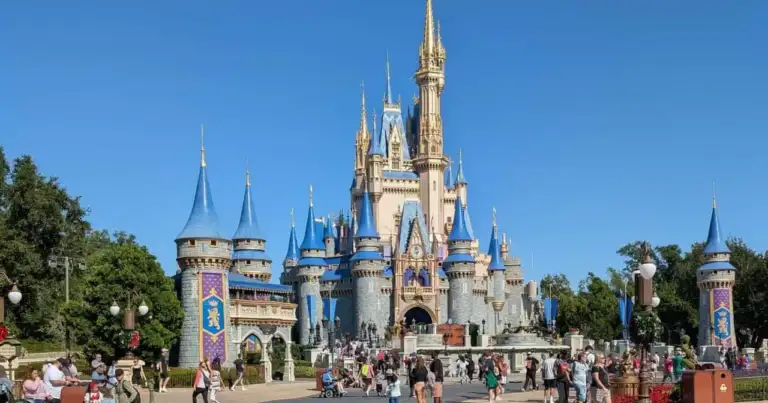 Cinderella Castle en Magic Kingdom, Walt Disney World, con visitantes recorriendo el parque durante un día despejado en Orlando.