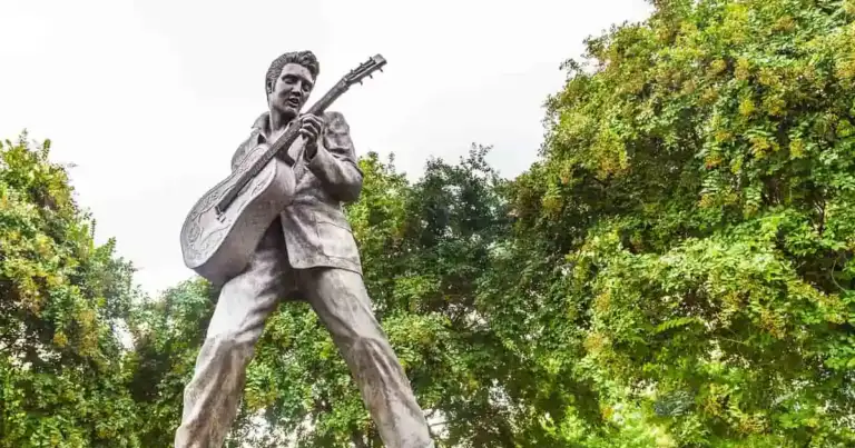 Estatua de Elvis Presley con guitarra en Memphis, Tennessee