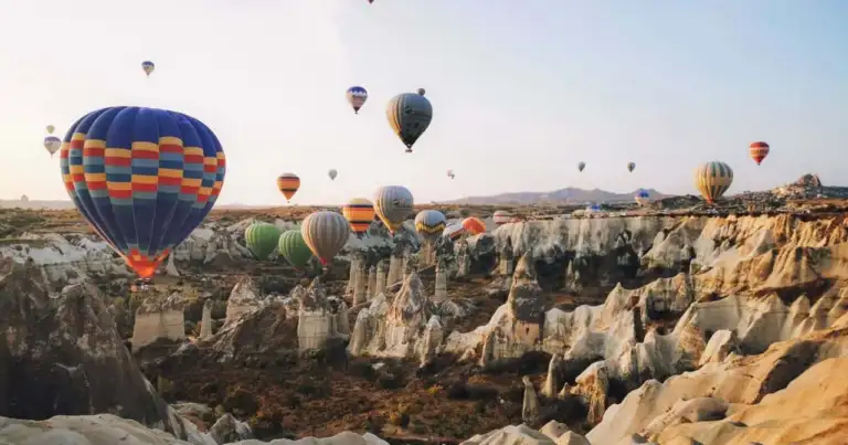 Globos aerostáticos sobre las chimeneas de hadas y los valles de Capadocia, en Turquía.
