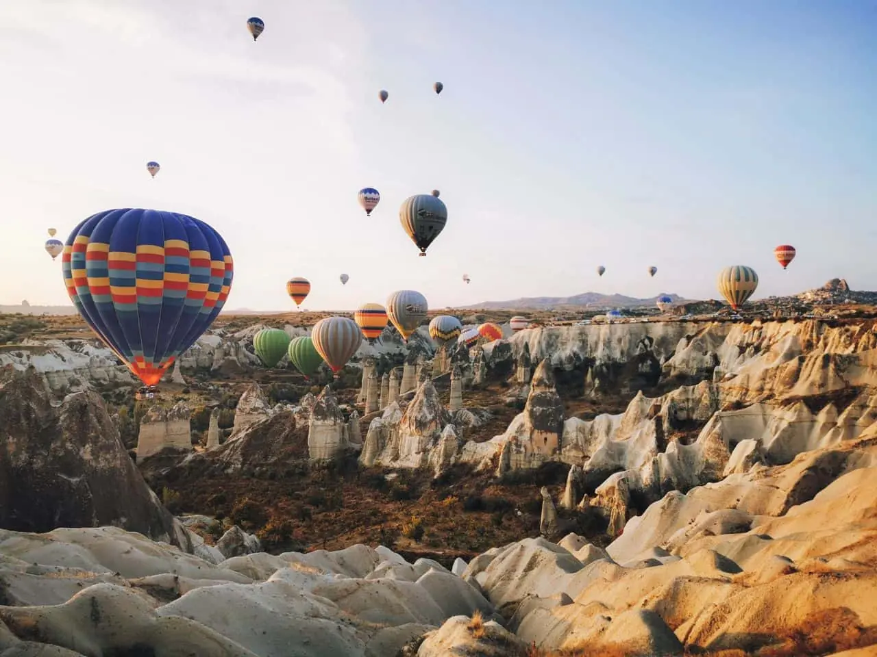 Globos aerostáticos sobre las chimeneas de hadas y los valles de Capadocia, en Turquía.