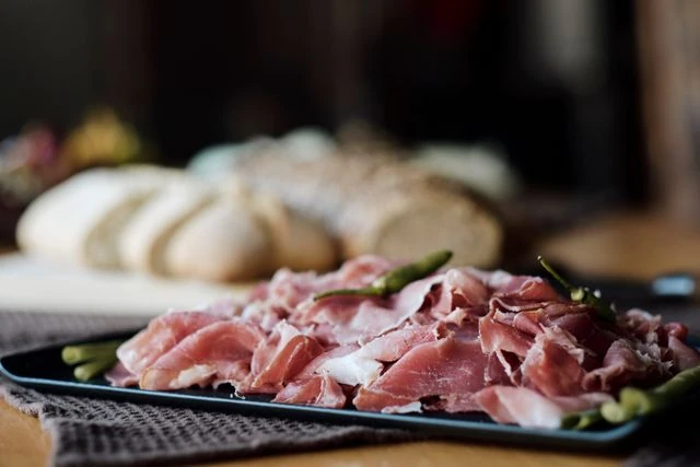 Plato de jamón ibérico cortado en finas lonchas durante una experiencia gastronómica en España