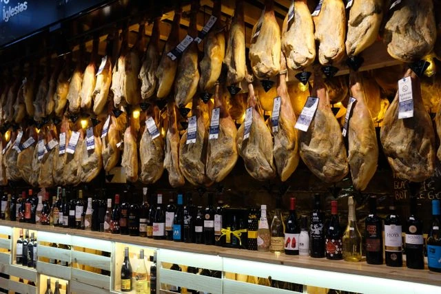 Jamones ibéricos colgados en una tienda especializada en España