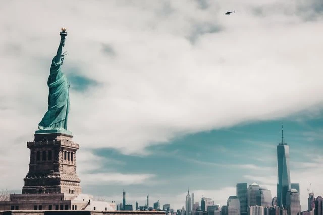 Nueva York entre las ciudades más atractivas del mundo en 2026 Estatua de la Libertad con el skyline de Manhattan y One World Trade Center al fondo en Nueva York.