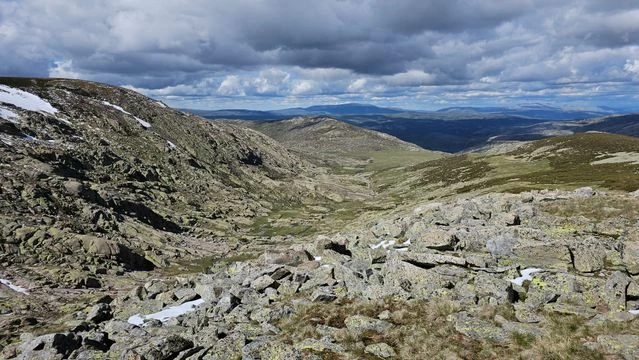 Paisaje de montaña en una ruta gastronómica del jamón ibérico por España