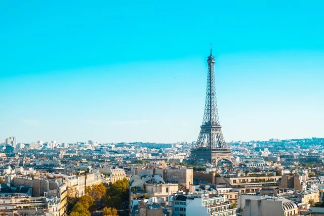 París entre las ciudades más atractivas del mundo en 2026 Vista panorámica de París con la Torre Eiffel destacándose sobre los edificios de la ciudad bajo un cielo despejado.
