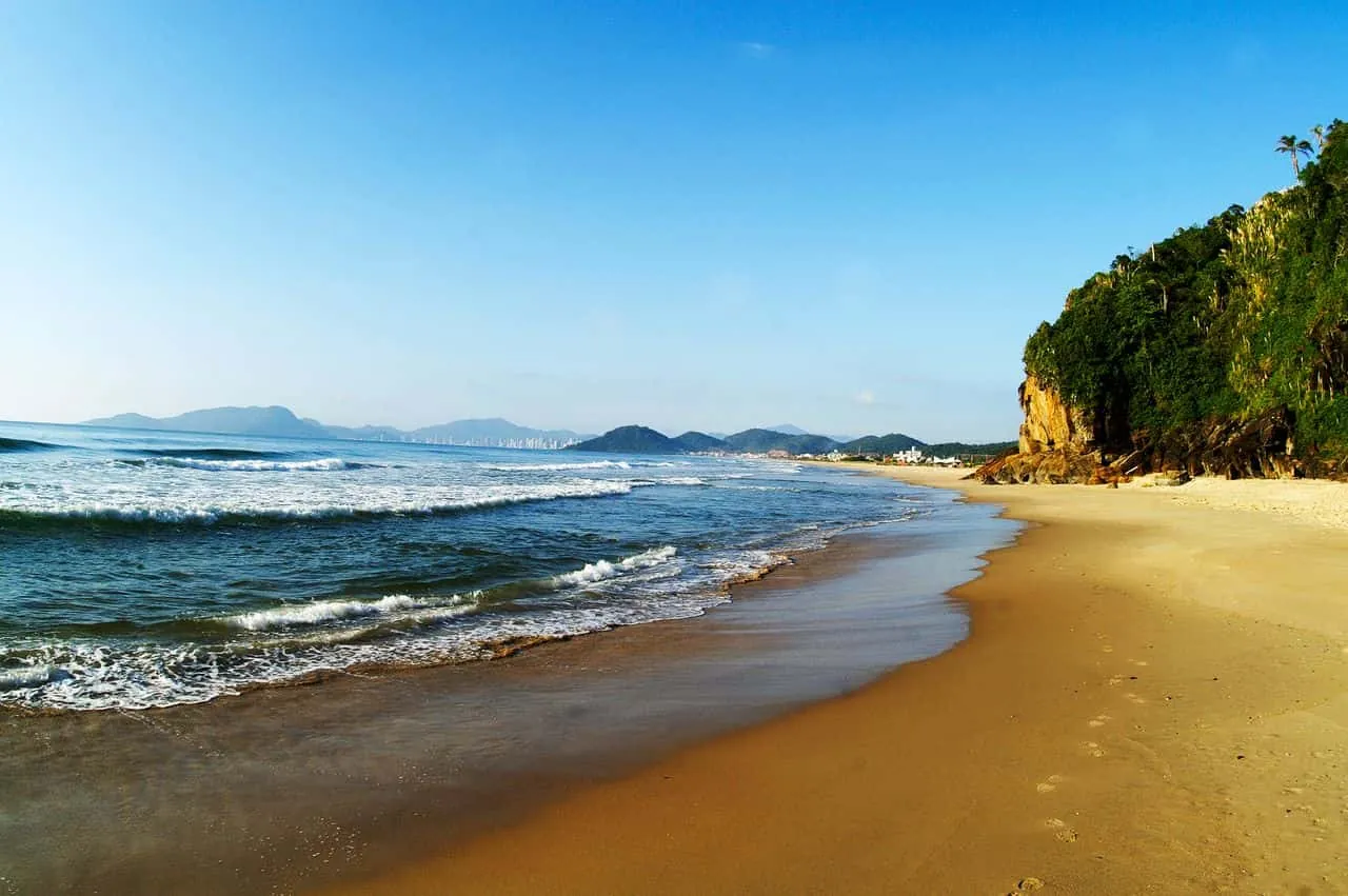 Playa de Brasil con arena dorada, mar y vegetación tropical durante el verano