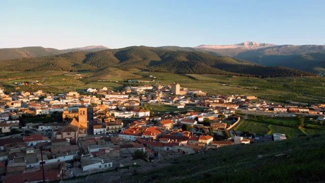 Pueblo de Extremadura rodeado de sierras en la ruta del jamón ibérico