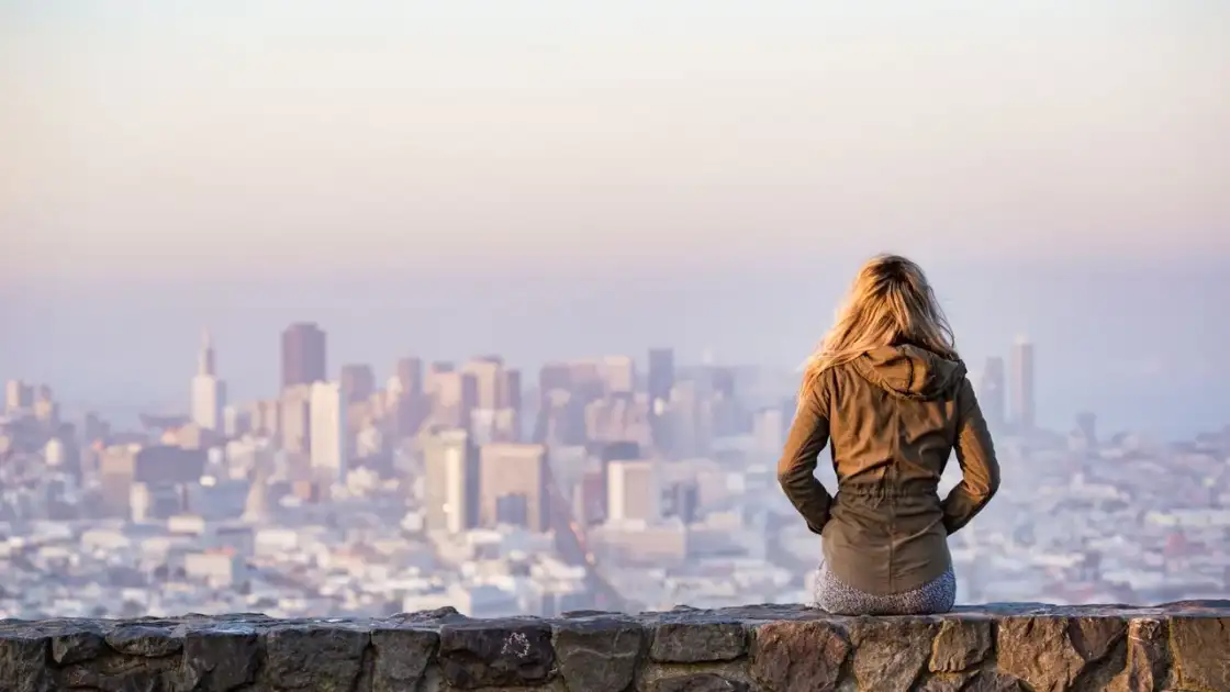 Viajera observando el skyline de San Francisco, California, desde un mirador elevado sobre la ciudad.