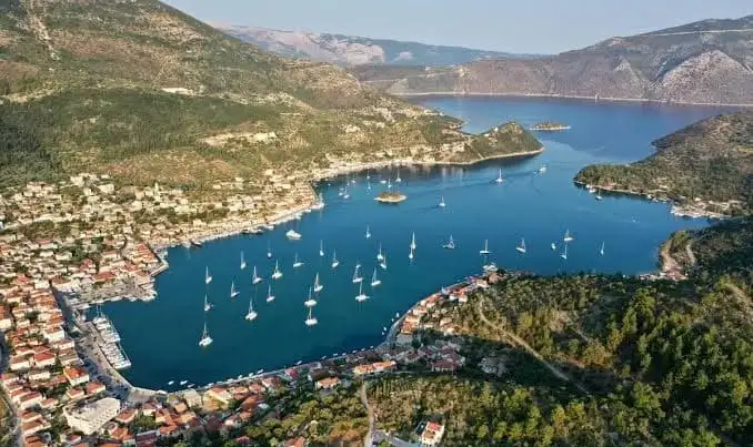 Vista aérea de Vathy, capital de Ítaca, con su puerto y embarcaciones en el mar Jónico