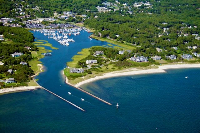 Vista aérea de un puerto deportivo, playas y viviendas costeras en Cape Cod, Massachusetts.