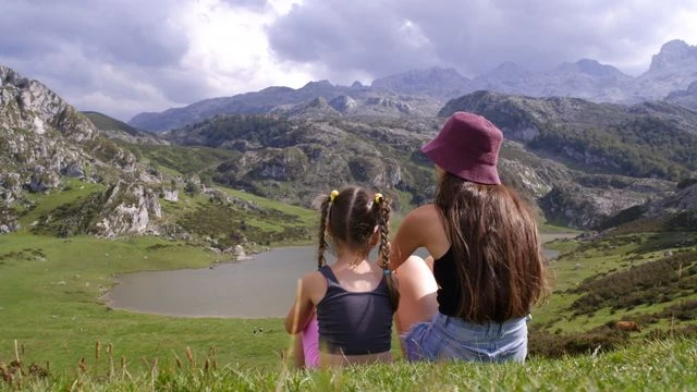 Asturias con niños: Lagos de Covadonga y Picos de Europa Madre e hija contemplan los Lagos de Covadonga y las montañas de los Picos de Europa en Asturias