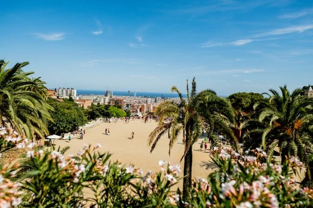Barcelona con niños: visitar el Park Güell en familia Vista de Barcelona desde el Park Güell, uno de los lugares para visitar con niños en la ciudad