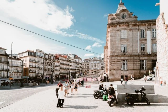 Los barrios más cool del mundo en 2026 Plaza urbana con edificios históricos y peatones en una ciudad europea