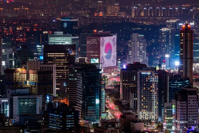 Barrios más cool del mundo en 2026: distrito urbano de Seúl Vista nocturna de un distrito urbano de Seúl, una de las ciudades destacadas en el ranking de los barrios más cool del mundo en 2026