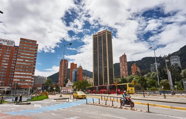 Bogotá en el ranking de los barrios más cool del mundo en 2026 Vista urbana de Bogotá con edificios, transporte público y las montañas al fondo