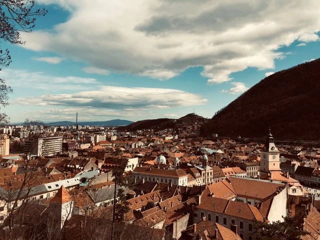 Vista panorámica de Brașov, una de las principales ciudades de Transilvania en Rumania