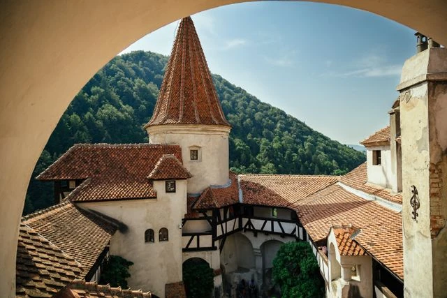 Patio interior del Castillo de Bran en Transilvania, Rumania