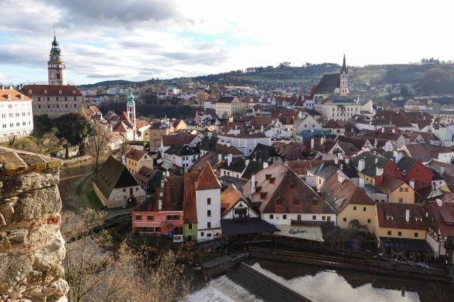 Vista panorámica de Český Krumlov, en Chequia, con su casco histórico, el castillo y el río Moldava