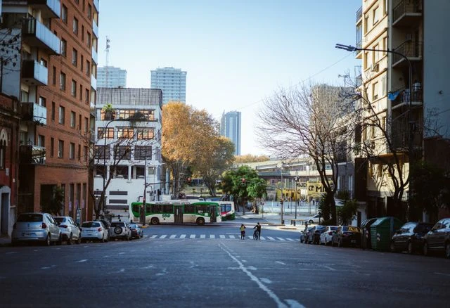 Chacagiales, Buenos Aires, entre los barrios más cool del mundo en 2026 Calle de Buenos Aires con colectivo, ciclistas y edificios urbanos en la zona de Chacarita y Colegiales