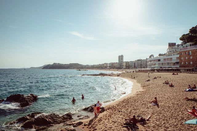 Costa Brava con niños: playa y vacaciones en familia Playa de la Costa Brava con familias, mar y paseo marítimo en un destino ideal para viajar con niños